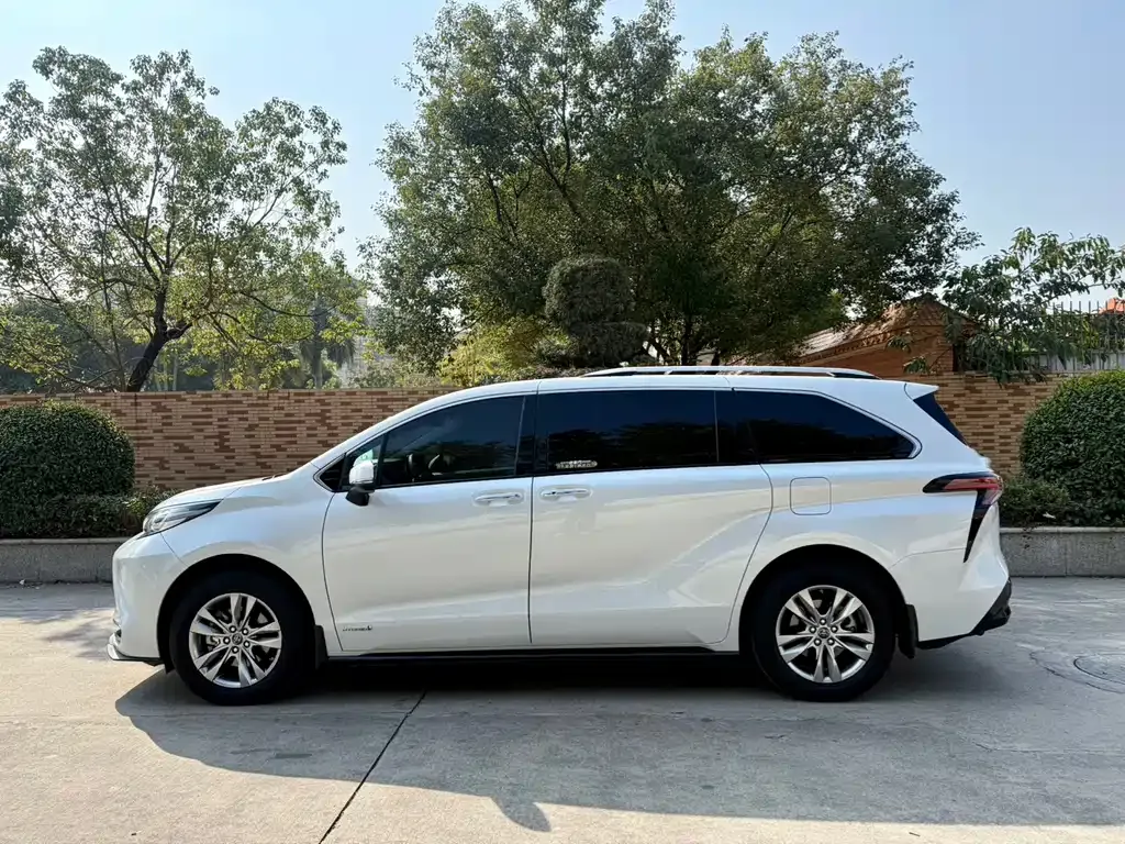 Toyota Sienna — фото 4