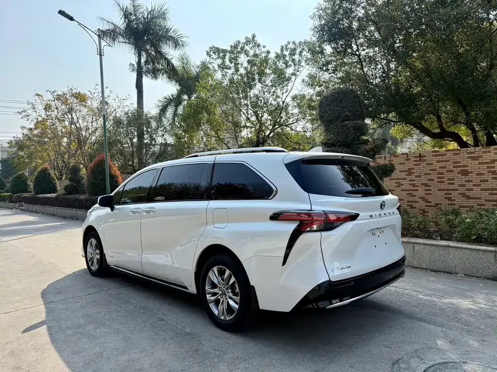 Toyota Sienna — фото 7