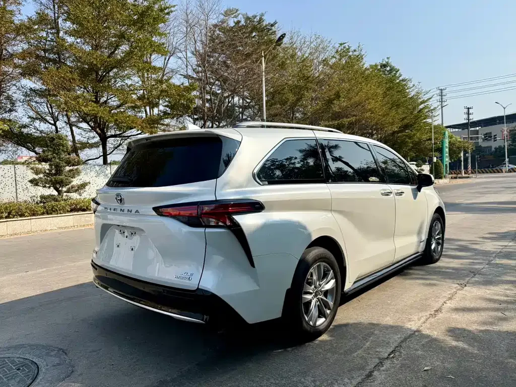 Toyota Sienna — фото 5
