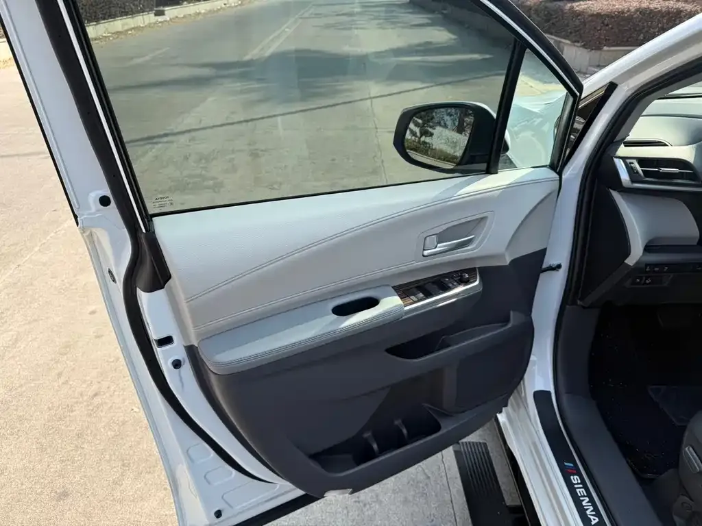 Toyota Sienna — фото 3