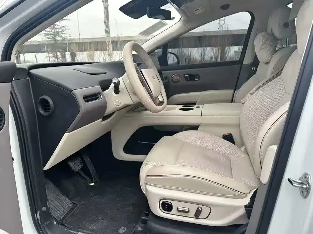 Li Auto i8 — фото 5