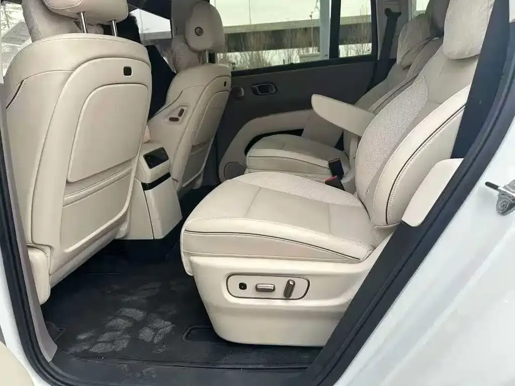 Li Auto i8 — фото 2