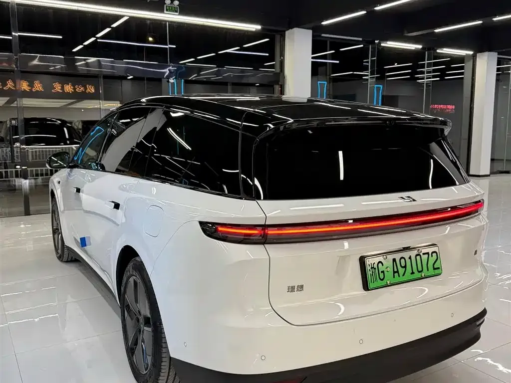 Li Auto i8 — фото 5