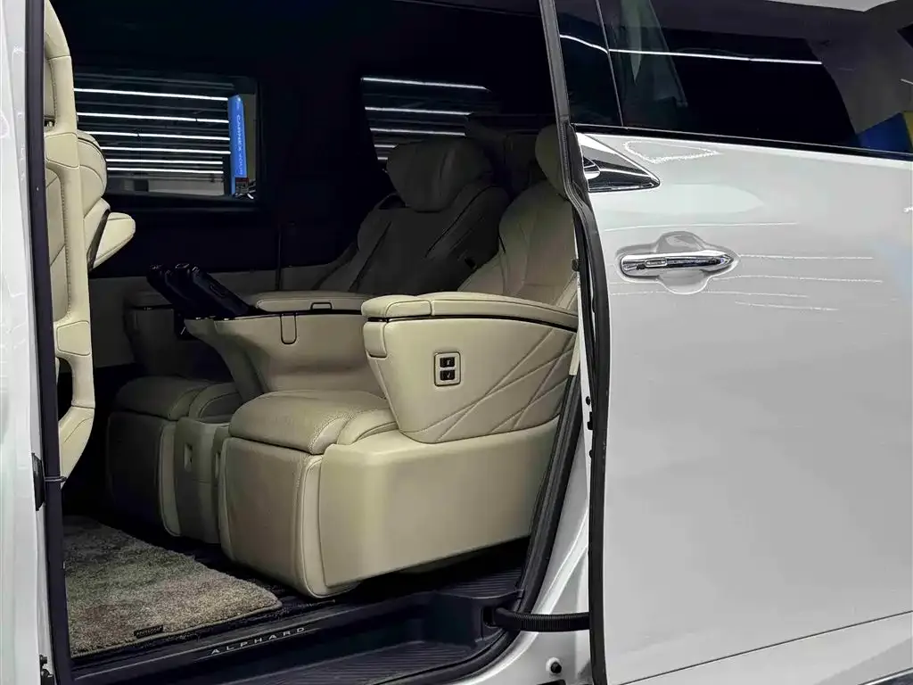 Toyota Alphard — фото 6