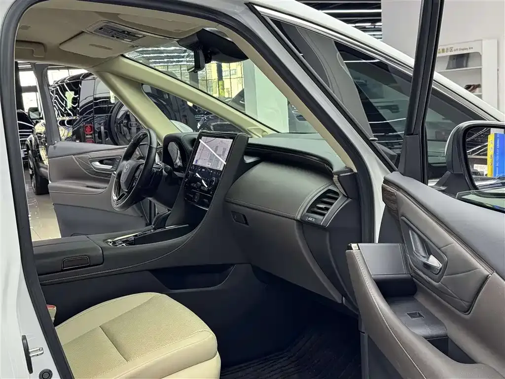 Toyota Alphard — фото 9