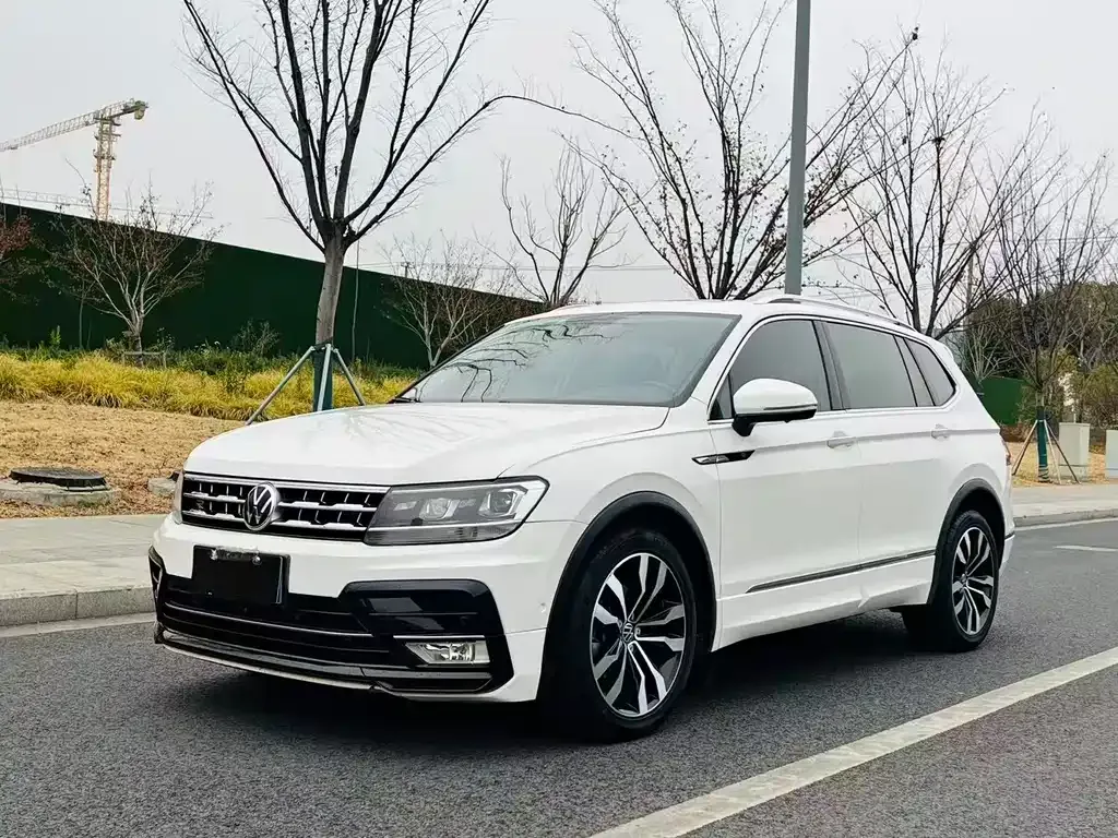 Volkswagen Tiguan L — фото 1