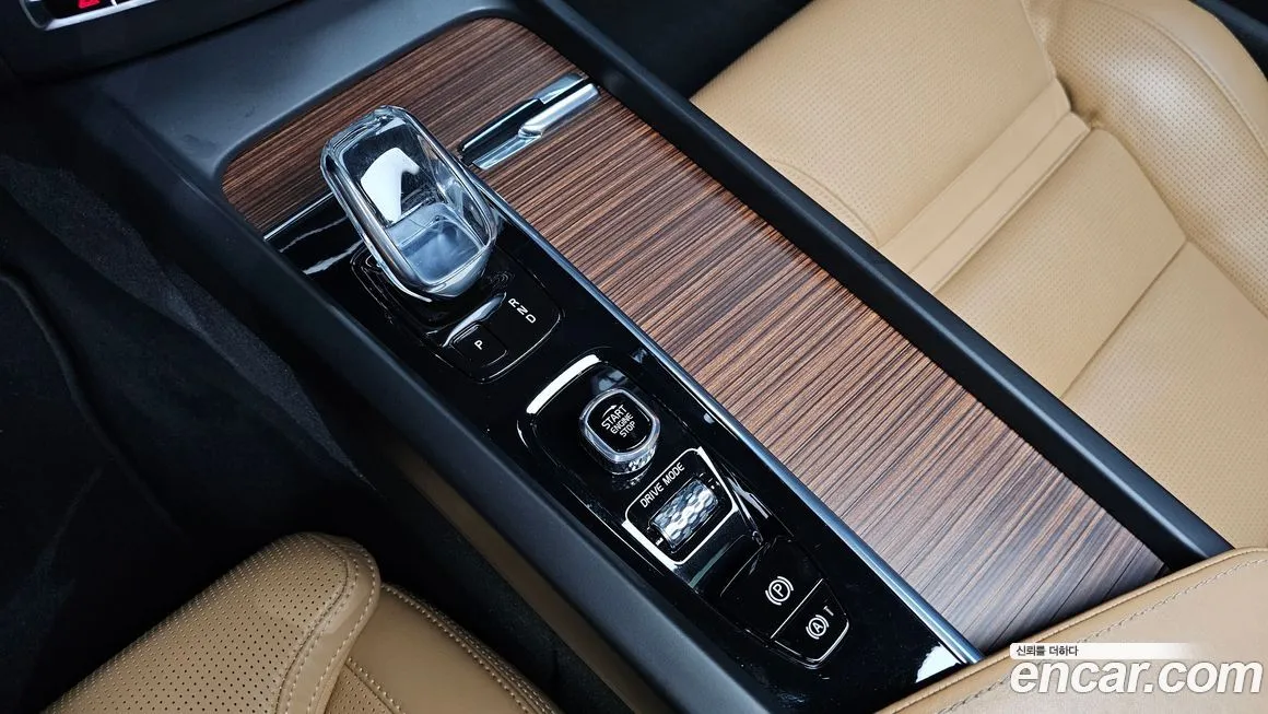 Volvo XC60 — фото 10
