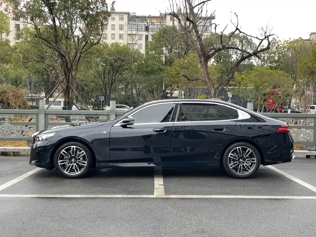 BMW 5 Series — фото 2