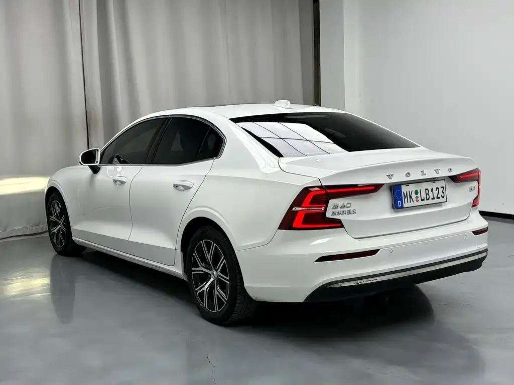 Volvo S60 — фото 9