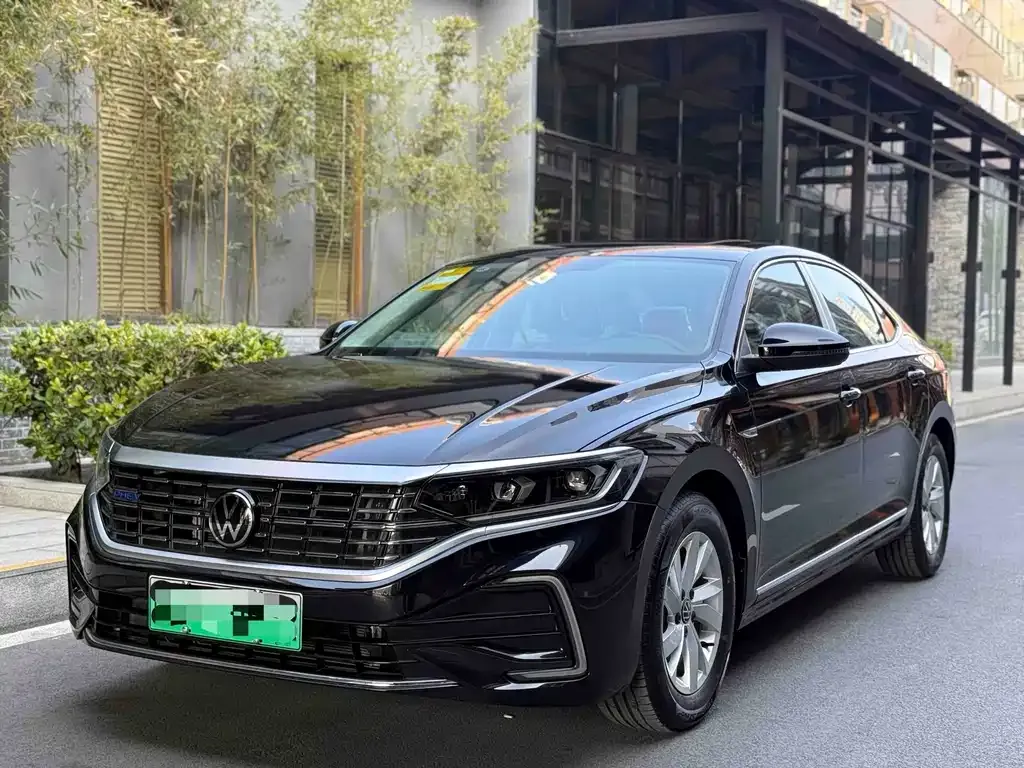 Volkswagen Passat New Energy — фото 1
