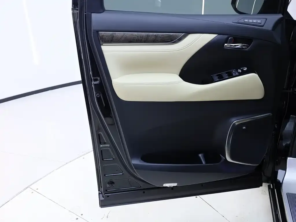 Toyota Vellfire — фото 8