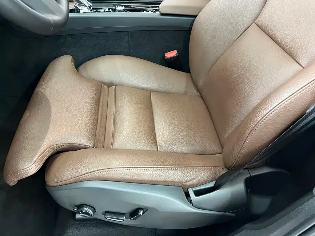 Volvo XC60 — фото 10