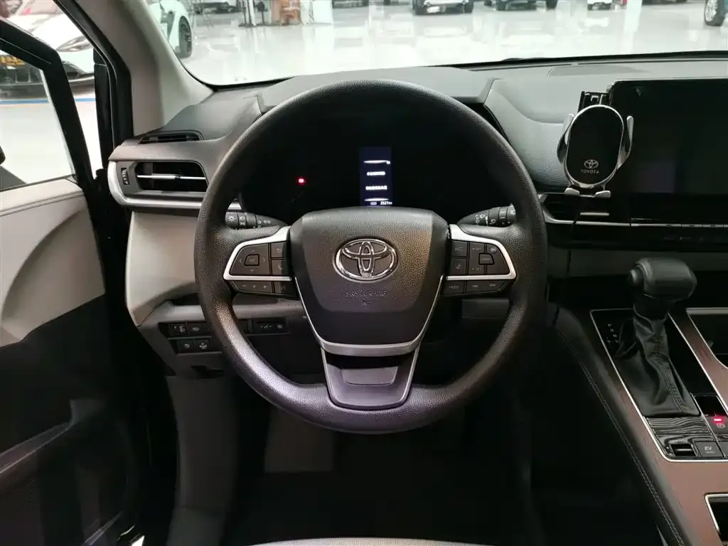 Toyota Sienna — фото 3