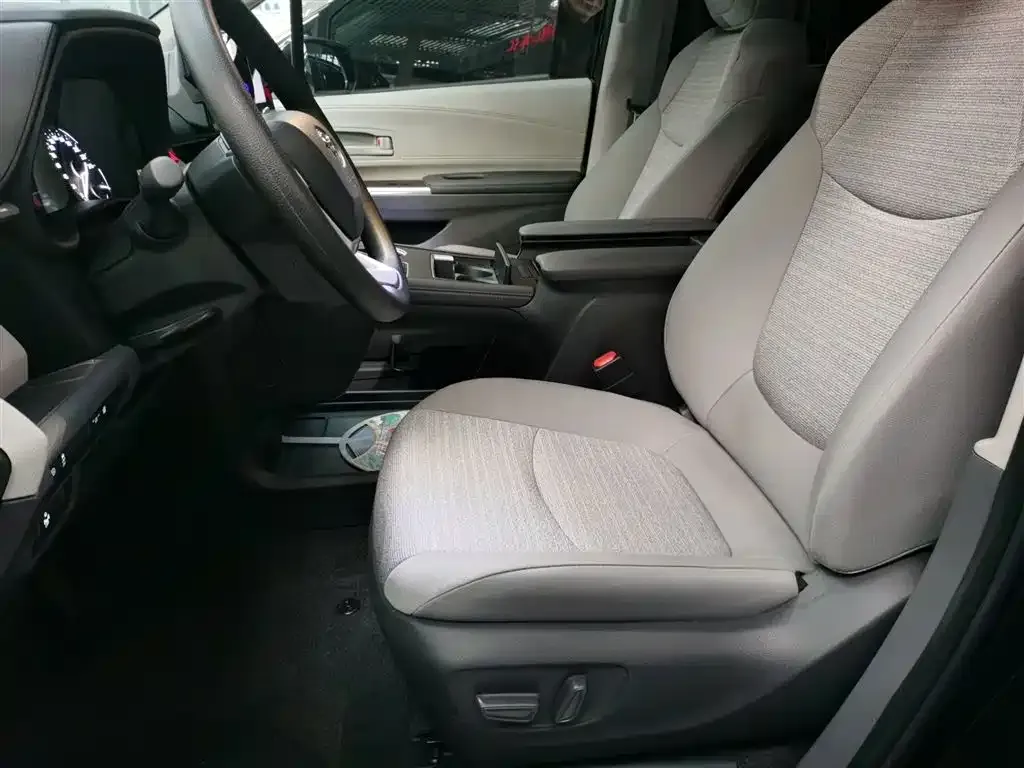 Toyota Sienna — фото 9