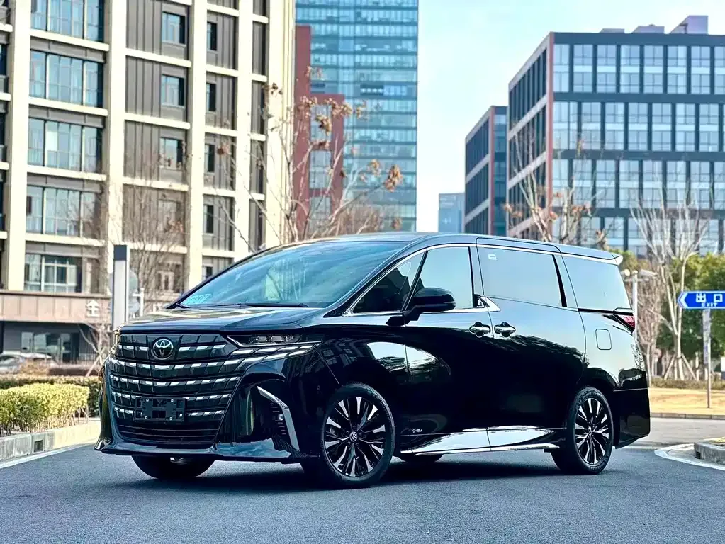 Toyota Alphard — фото 1