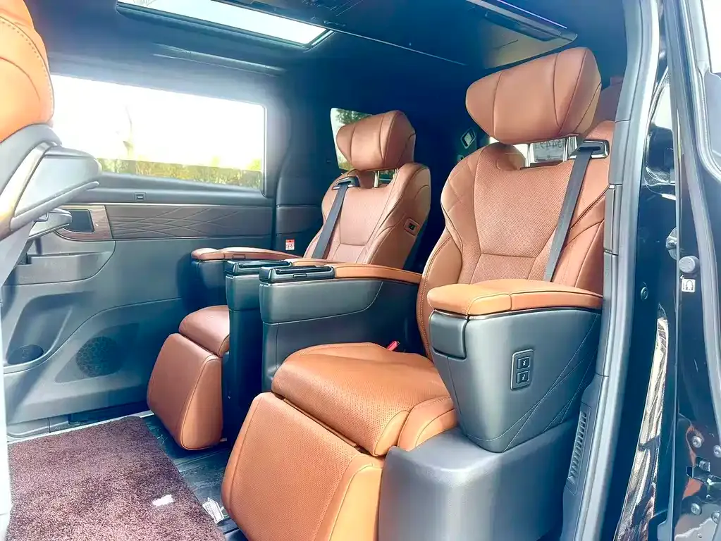 Toyota Alphard — фото 10