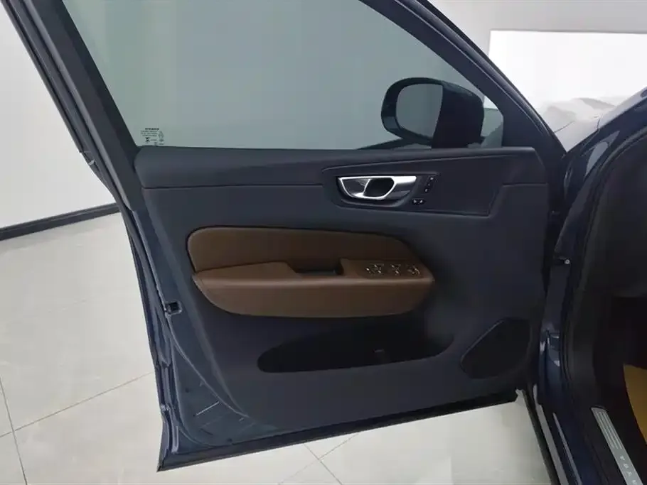 Volvo XC60 — фото 10