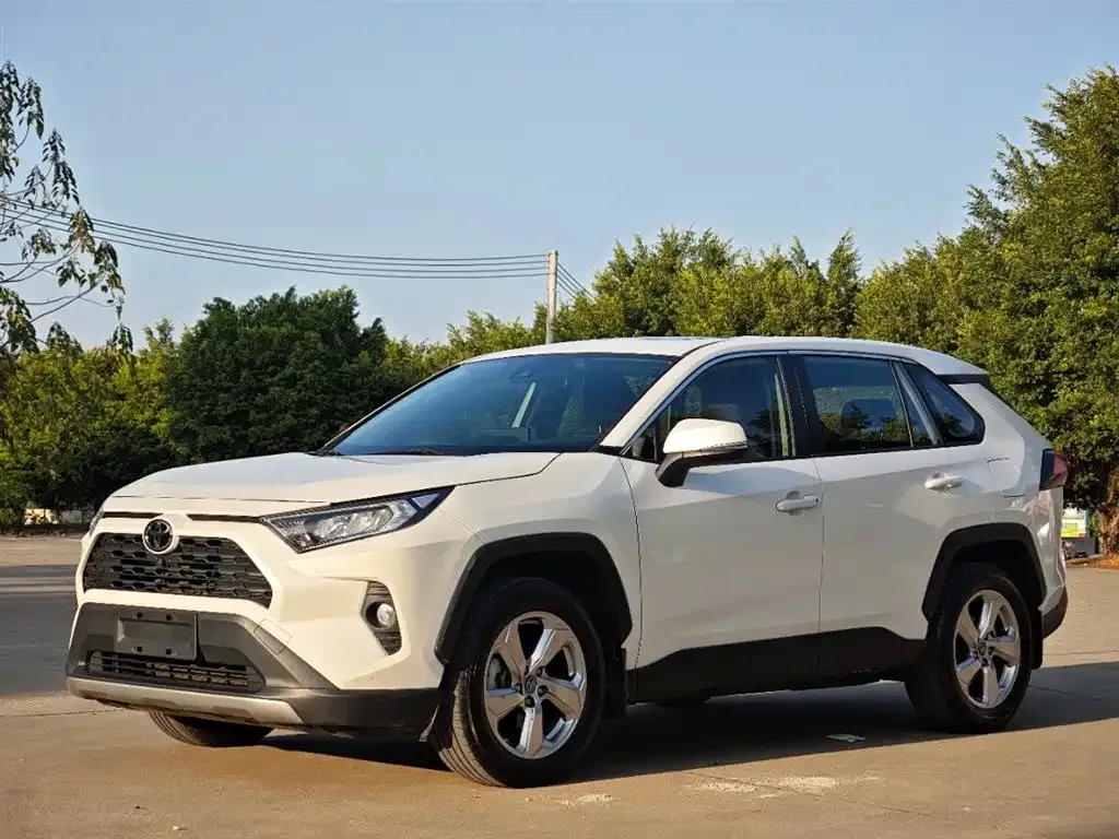 Toyota RAV4 — фото 1