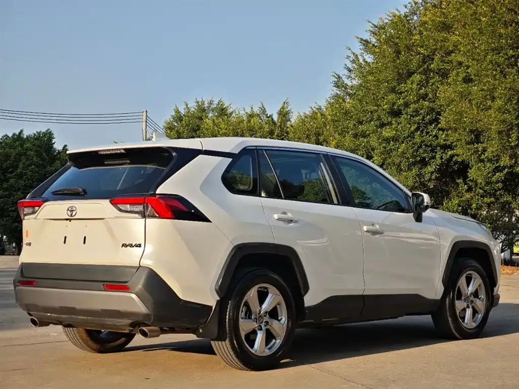 Toyota RAV4 — фото 4