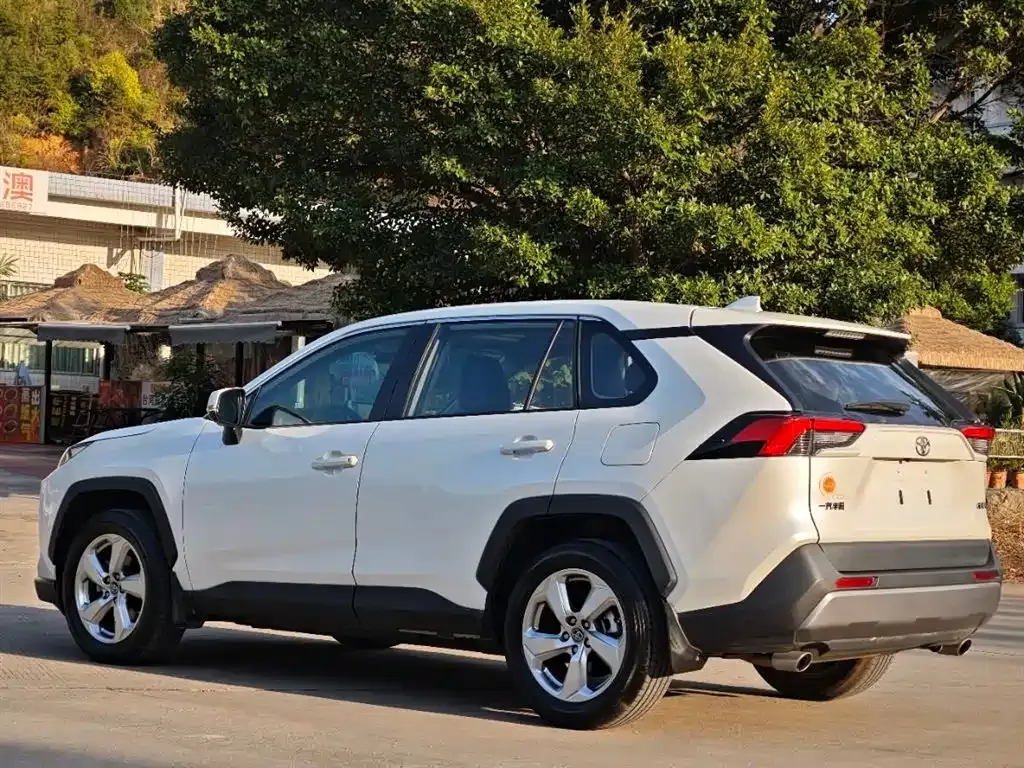 Toyota RAV4 — фото 8