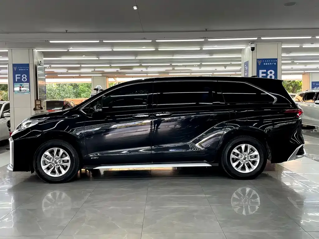 Toyota Granvia — фото 8