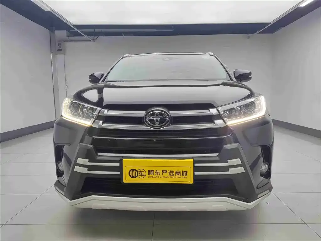Toyota Highlander — фото 1
