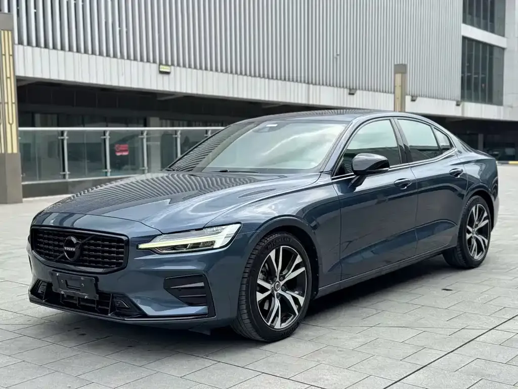 Volvo S60 — фото 1