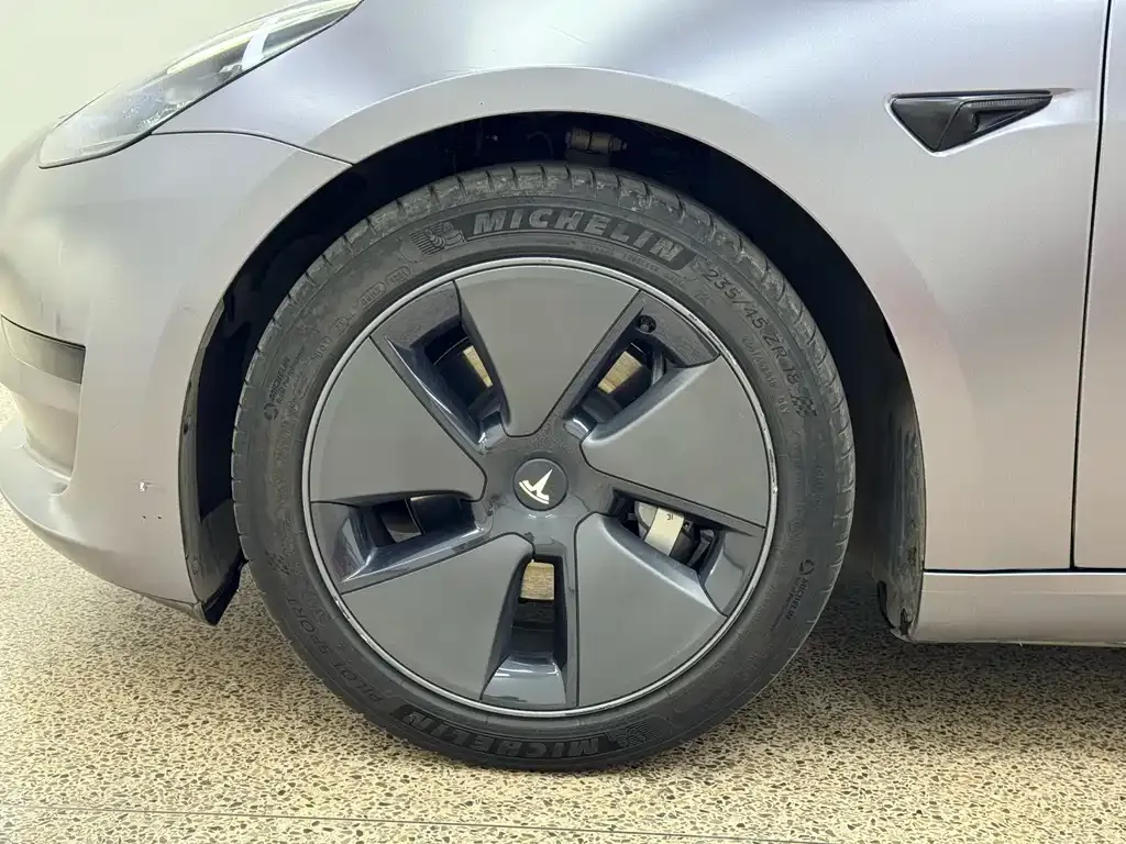 Tesla Model 3 — фото 10
