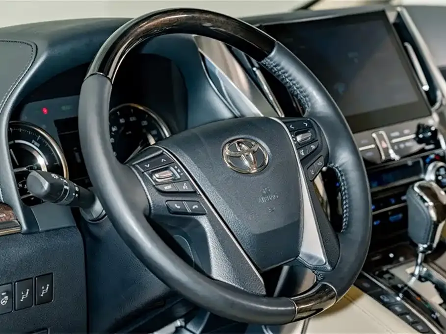 Toyota Alphard — фото 9