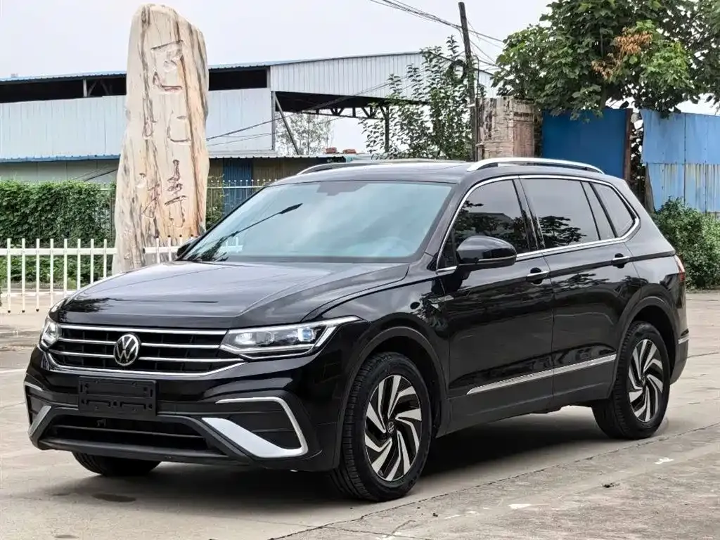 Volkswagen Tiguan L — фото 1