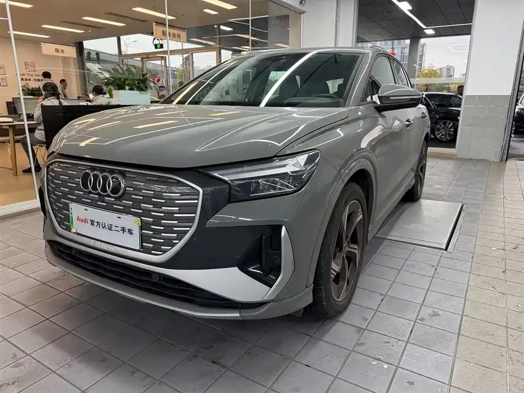 Audi Q4 e-tron — фото 1