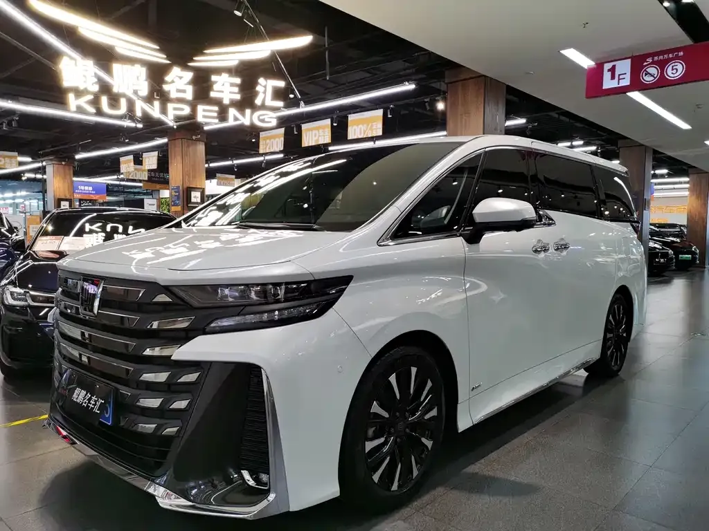 Toyota Vellfire — фото 1