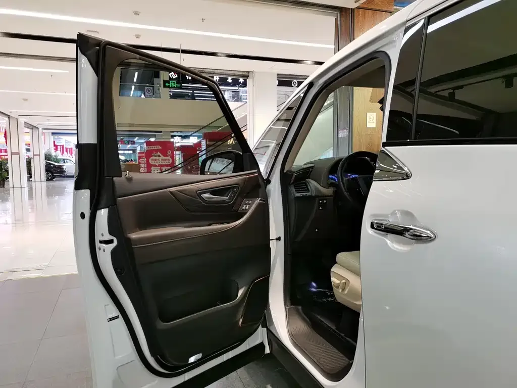 Toyota Vellfire — фото 3