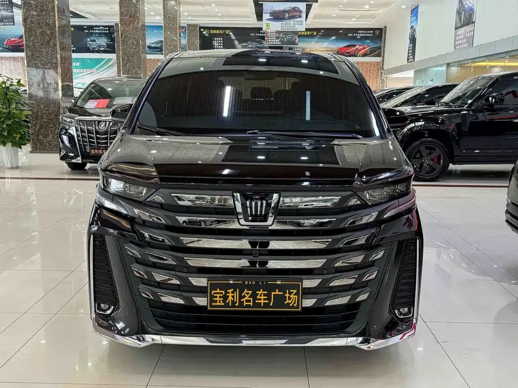Toyota Vellfire — фото 1