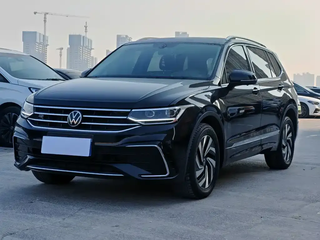 Volkswagen Tiguan L — фото 1