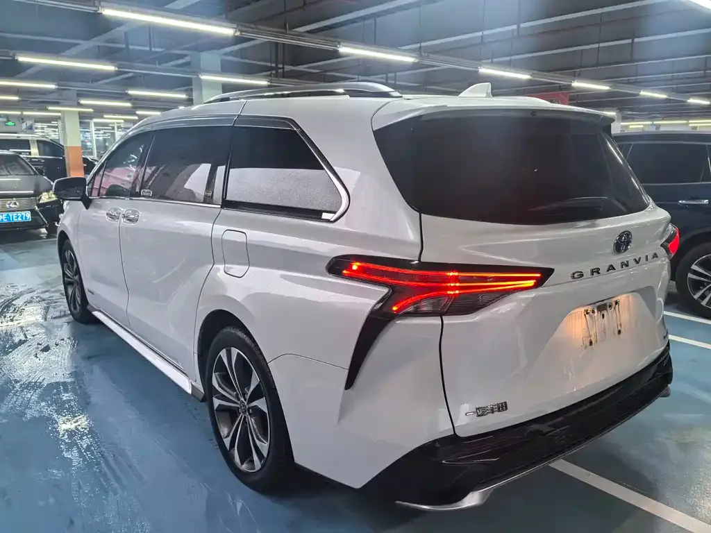 Toyota Granvia — фото 6