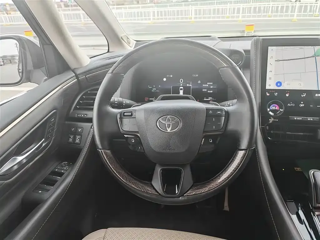 Toyota Alphard — фото 9