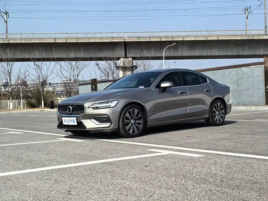 Volvo S60 — фото 1
