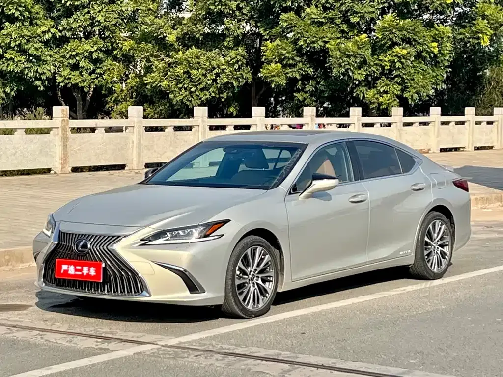 Lexus ES — фото 1