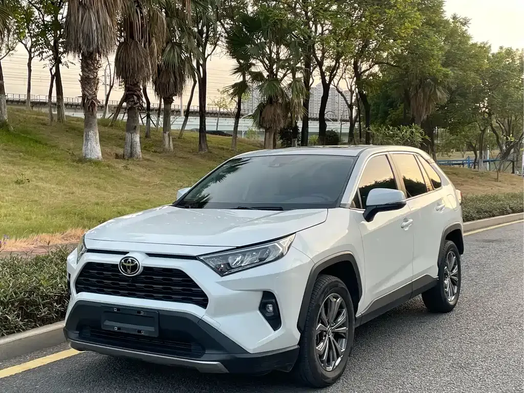 Toyota RAV4 — фото 1