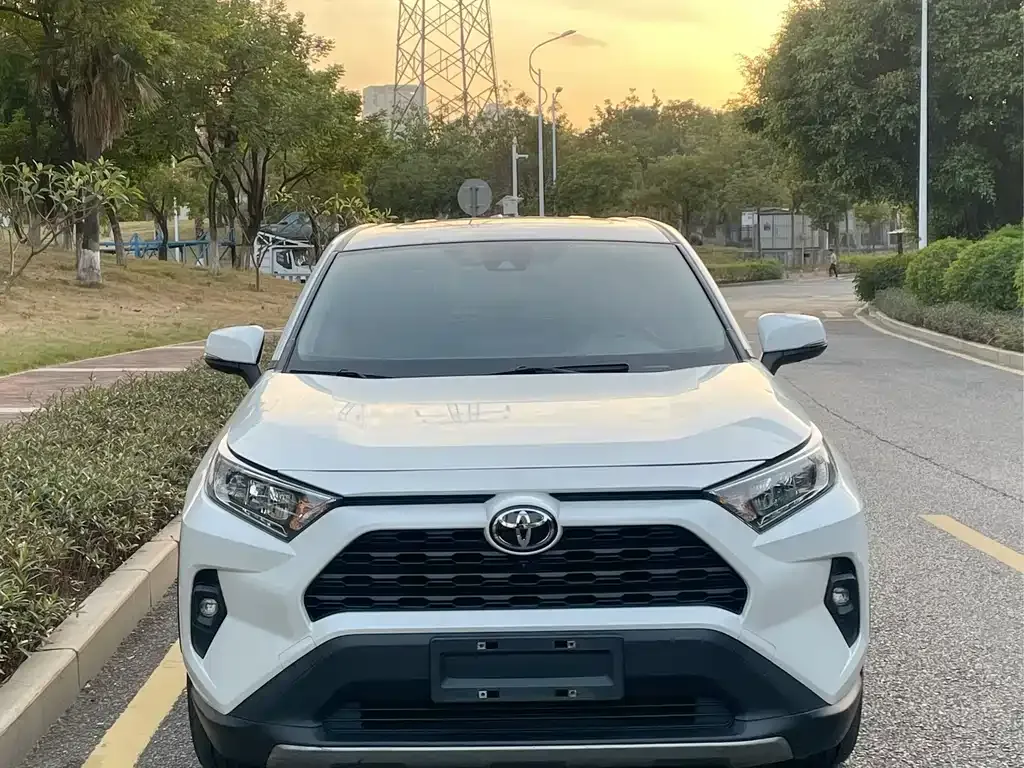 Toyota RAV4 — фото 4