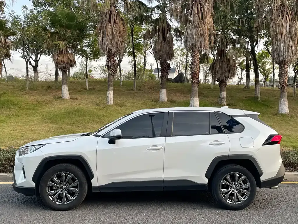 Toyota RAV4 — фото 6