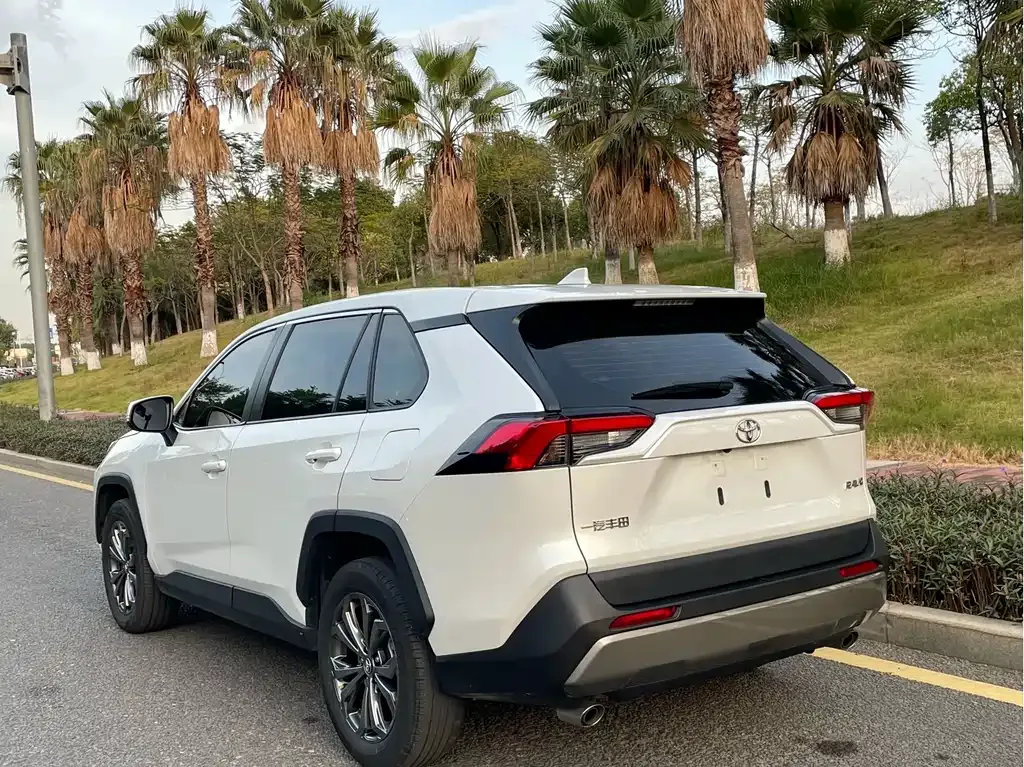Toyota RAV4 — фото 7