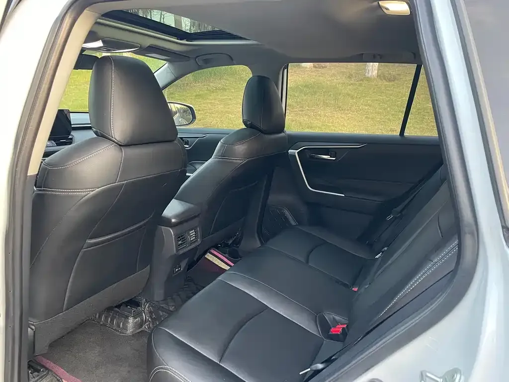 Toyota RAV4 — фото 2