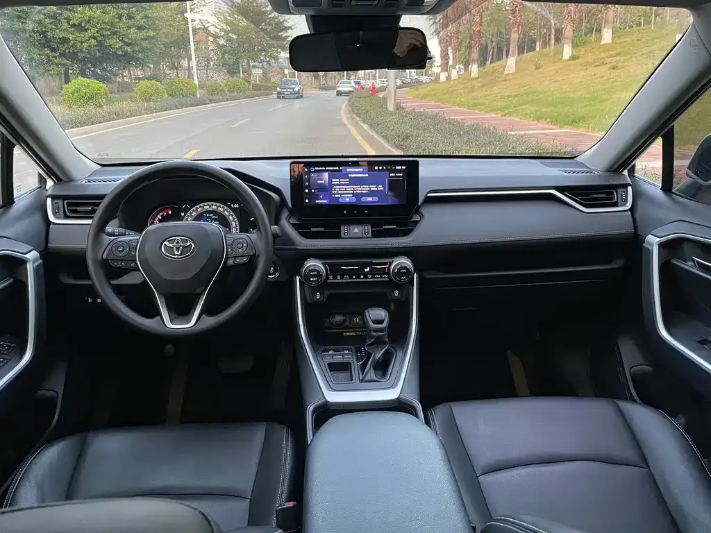 Toyota RAV4 — фото 8