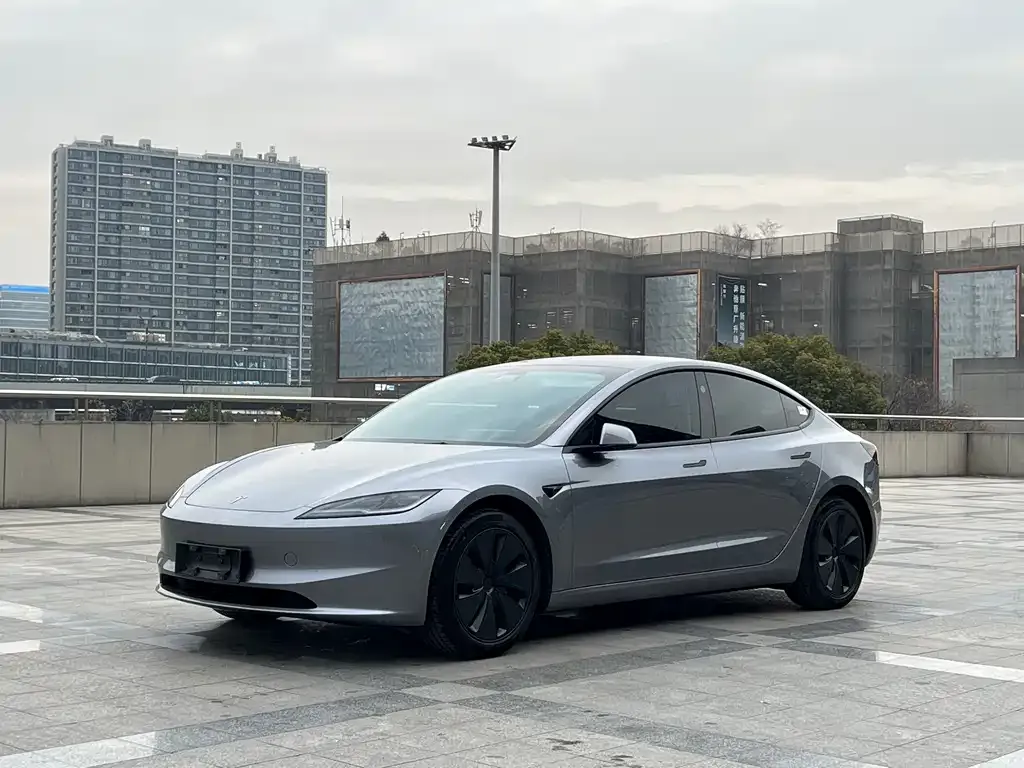 Tesla Model 3 — фото 1