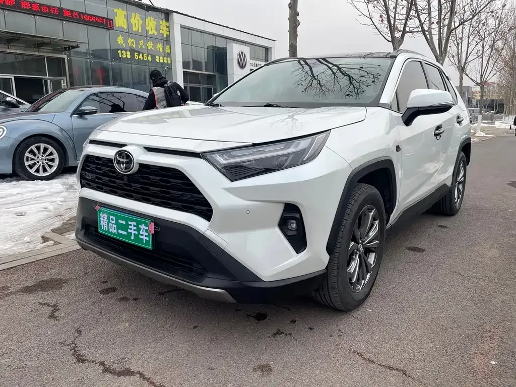 Toyota RAV4 — фото 1