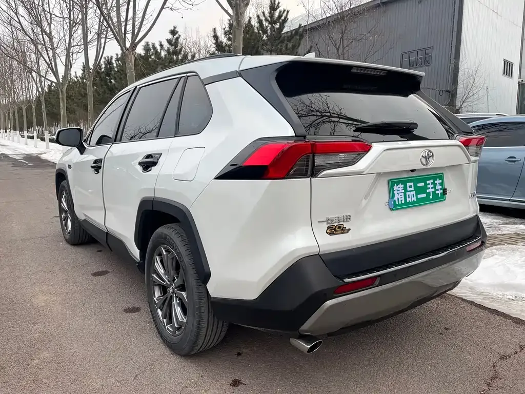 Toyota RAV4 — фото 7