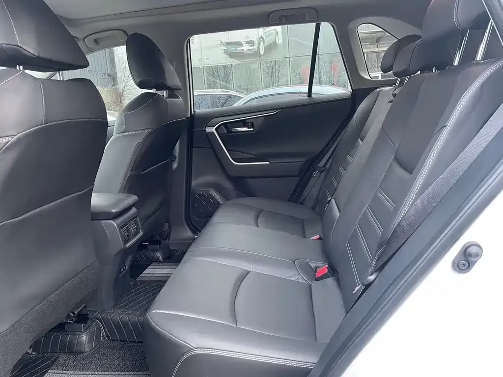 Toyota RAV4 — фото 4