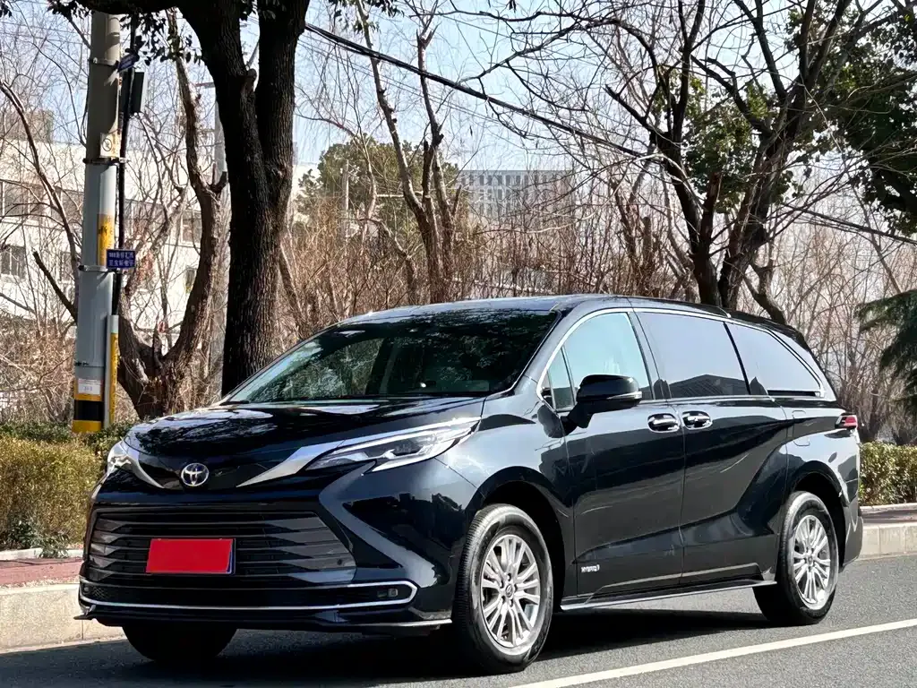 Toyota Sienna — фото 1